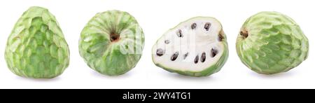 Set von Cherimoya-Früchten und Fruchtscheiben isoliert auf weißem Hintergrund. Stockfoto
