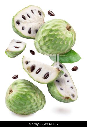 Pudding-Äpfel oder Cherimoya-Früchte und Fruchtscheiben, die in der Luft schwimmen. Datei enthält Beschneidungspfade. Stockfoto