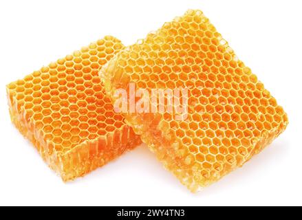 Frische gelbe Waben isoliert auf weißem Hintergrund. Zellen der Bienenstruktur enthalten Honig. Stockfoto