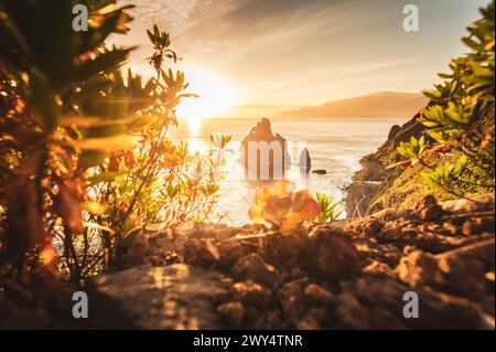 Madeira, Portugal. April 2023. Unterwegs auf der portugiesischen Insel Madeira, der größten und bevölkerungsreichsten Insel des Madeira-Archipels, 22. April 2023. Im Bild: Sonnenaufgang am Praia da Ribeira da Janela. // Reise auf der portugiesischen Insel Madeira, der größten und bevölkerungsreichsten Insel des Madeira Archipels, 22. April 2023. Auf dem Bild: Sonnenaufgang in Praia da Ribeira da Janela. - 20230422 PD25597 Credit: APA-defacto Datenbank und Contentmanagement GmbH/Alamy Live News Stockfoto