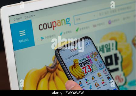 Seoul, Südkorea - 4. April 2024 : Verbraucher, die das koreanische E-Commerce-Unternehmen Coupang auf ihrem Smartphone nutzen Stockfoto