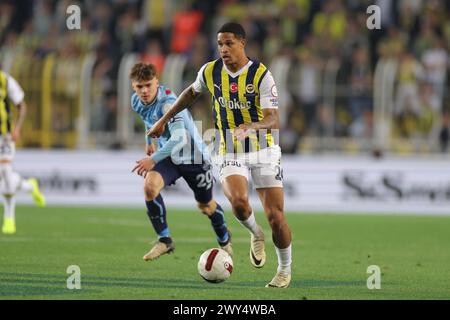 Istanbul, Türkei. April 2024. Istanbul, Türkei, 3. April 2024: Jayden Oosterwolde (24 Fenerbahce) während des türkischen Super League-Fußballspiels zwischen Fenerbahce und Adana Demirspor im Ulker Stadium, Türkei. Emre OKTAY (Emre OKTAY/SPP) Credit: SPP Sport Press Photo. /Alamy Live News Stockfoto