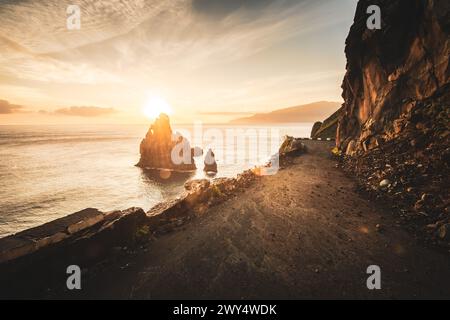 Madeira, Portugal. April 2023. Unterwegs auf der portugiesischen Insel Madeira, der größten und bevölkerungsreichsten Insel des Madeira-Archipels, 22. April 2023. Im Bild: Sonnenaufgang am Praia da Ribeira da Janela. // Reise auf der portugiesischen Insel Madeira, der größten und bevölkerungsreichsten Insel des Madeira Archipels, 22. April 2023. Auf dem Bild: Sonnenaufgang in Praia da Ribeira da Janela. - 20230422 PD25582 Credit: APA-defacto Datenbank und Contentmanagement GmbH/Alamy Live News Stockfoto