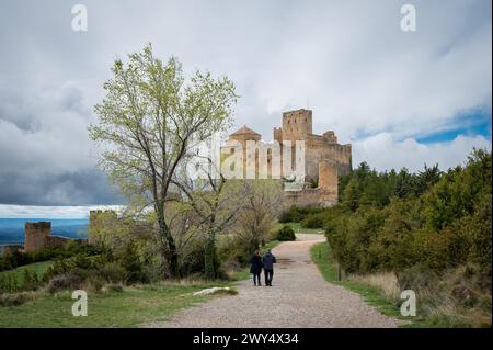 Blick auf das Schloss Loarre in Spanien, zwei Personen auf dem Weg. Stockfoto