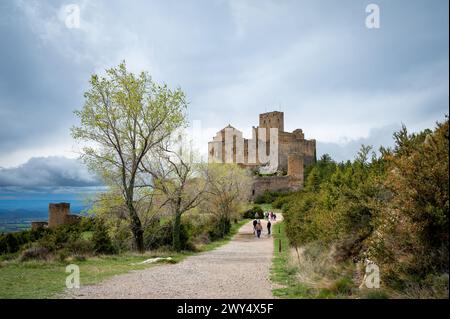 Blick auf die Burg Loarre, Huesca, Aragon, Spanien, Menschen, die entlang des Weges laufen. Stockfoto