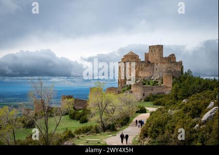 Blick auf das Schloss Loarre mit Menschen, die ins Innere gehen, Loarre Huesca, Aragon, Spanien Stockfoto