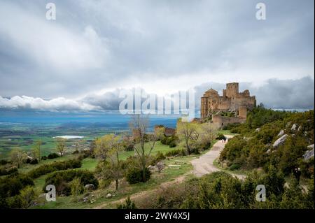 Blick auf die Burg Loarre, Huesca, Aragon, Spanien, Menschen, die entlang des Weges laufen. Stockfoto