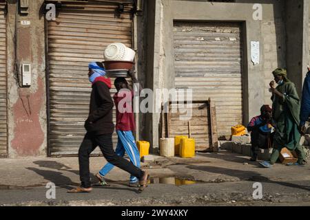 St. Louis, Senegal. 31. März 2024. © Nicolas Remene/Le Pictorium/MAXPPP - Saint-Louis 31/03/2024 Nicolas Remene/Le Pictorium - 31/03/2024 - Senegal/Saint-Louis/Saint-Louis - Rue a Saint-Louis du Senegal, le 31 mars 2024. - Valeurs ACtuelles out, no jdd, jdd out, RUSSIA OUT, NO RUSSIA #norussia/31/03/2024 - Senegal/Saint-Louis/Saint-Louis - Street in Saint-Louis, Senegal, 31. März 2024. Quelle: MAXPPP/Alamy Live News Stockfoto