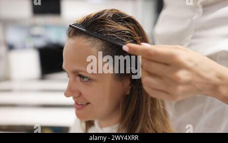 Friseur Kamm gefärbte Haare im Schönheitssalon. Stockfoto