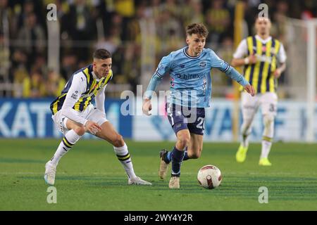 Istanbul, Türkei. April 2024. Istanbul, Türkei, 3. April 2024: Mert Muldur (16 Fenerbahce) und Edouard Michut (20 Adana Demirspor) während des türkischen Super-League-Fußballspiels zwischen Fenerbahce und Adana Demirspor im Ulker-Stadion. Emre OKTAY (Emre OKTAY/SPP) Credit: SPP Sport Press Photo. /Alamy Live News Stockfoto