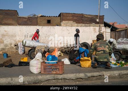 St. Louis, Senegal. 31. März 2024. © Nicolas Remene/Le Pictorium/MAXPPP - Saint-Louis 31/03/2024 Nicolas Remene/Le Pictorium - 31/03/2024 - Senegal/Saint-Louis/Saint-Louis - des commercants au bord d'une Route A Saint-Louis du Senegal, le 31 mars 2024. - Valeurs ACtuelles out, no jdd, jdd out, RUSSIA OUT, NO RUSSIA OUT, NO RUSSIA #norussia/31/03/2024 - Senegal/Saint-Louis/Saint-Louis - Händler am Straßenrand in Saint-Louis, Senegal, 31. März 2024. Quelle: MAXPPP/Alamy Live News Stockfoto