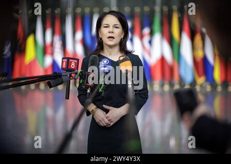 Annalena Baerbock, Bundesaussenministerin, aufgenommen waehrend eines doorsteps im Rahmen des Treffens der NATO-Aussenministerinnen und -Aussenminister. Bruessel, 04.04.2024. Fotografiert im Auftrag des Auswaertigen Amtes. Bruessel Berlgien *** Annalena Baerbock, Bundesaußenministerin, fotografiert während einer Türschwelle beim NATO-Außenministertreffen in Brüssel, 04 04 2024 fotografiert im Auftrag des Auswärtigen Amtes Brüssel Belgien Copyright: xJaninexSchmitzxAAxphotothek.dex Stockfoto