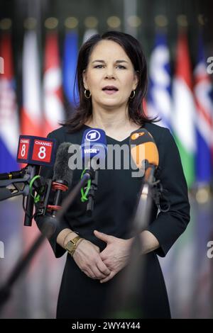 Annalena Baerbock, Bundesaussenministerin, aufgenommen waehrend eines doorsteps im Rahmen des Treffens der NATO-Aussenministerinnen und -Aussenminister. Bruessel, 04.04.2024. Fotografiert im Auftrag des Auswaertigen Amtes. Bruessel Berlgien *** Annalena Baerbock, Bundesaußenministerin, fotografiert während einer Türschwelle beim NATO-Außenministertreffen in Brüssel, 04 04 2024 fotografiert im Auftrag des Auswärtigen Amtes Brüssel Belgien Copyright: xJaninexSchmitzxAAxphotothek.dex Stockfoto