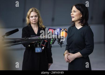 Annalena Baerbock, Bundesaussenministerin, aufgenommen waehrend eines doorsteps im Rahmen des Treffens der NATO-Aussenministerinnen und -Aussenminister. Bruessel, 04.04.2024. Fotografiert im Auftrag des Auswaertigen Amtes. Bruessel Berlgien *** Annalena Baerbock, Bundesaußenministerin, fotografiert während einer Türschwelle beim NATO-Außenministertreffen in Brüssel, 04 04 2024 fotografiert im Auftrag des Auswärtigen Amtes Brüssel Belgien Copyright: xJaninexSchmitzxAAxphotothek.dex Stockfoto