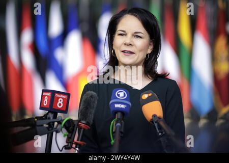 Annalena Baerbock, Bundesaussenministerin, aufgenommen waehrend eines doorsteps im Rahmen des Treffens der NATO-Aussenministerinnen und -Aussenminister. Bruessel, 04.04.2024. Fotografiert im Auftrag des Auswaertigen Amtes. Bruessel Berlgien *** Annalena Baerbock, Bundesaußenministerin, fotografiert während einer Türschwelle beim NATO-Außenministertreffen in Brüssel, 04 04 2024 fotografiert im Auftrag des Auswärtigen Amtes Brüssel Belgien Copyright: xJaninexSchmitzxAAxphotothek.dex Stockfoto