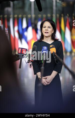 Annalena Baerbock, Bundesaussenministerin, aufgenommen waehrend eines doorsteps im Rahmen des Treffens der NATO-Aussenministerinnen und -Aussenminister. Bruessel, 04.04.2024. Fotografiert im Auftrag des Auswaertigen Amtes. Bruessel Berlgien *** Annalena Baerbock, Bundesaußenministerin, fotografiert während einer Türschwelle beim NATO-Außenministertreffen in Brüssel, 04 04 2024 fotografiert im Auftrag des Auswärtigen Amtes Brüssel Belgien Copyright: xJaninexSchmitzxAAxphotothek.dex Stockfoto