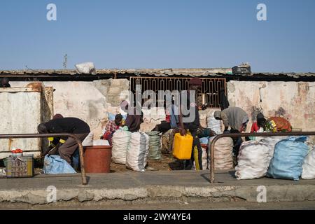 St. Louis, Senegal. 31. März 2024. © Nicolas Remene/Le Pictorium/MAXPPP - Saint-Louis 31/03/2024 Nicolas Remene/Le Pictorium - 31/03/2024 - Senegal/Saint-Louis/Saint-Louis - des commercants au bord d'une Route A Saint-Louis du Senegal, le 31 mars 2024. - Valeurs ACtuelles out, no jdd, jdd out, RUSSIA OUT, NO RUSSIA OUT, NO RUSSIA #norussia/31/03/2024 - Senegal/Saint-Louis/Saint-Louis - Händler am Straßenrand in Saint-Louis, Senegal, 31. März 2024. Quelle: MAXPPP/Alamy Live News Stockfoto