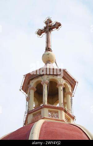 Herrlicher Glockenturm der Santa Cruz Kirche, einer bekannten römisch-katholischen Kirche am Chao Phraya Riverbank in Bangkok, Thailand Stockfoto