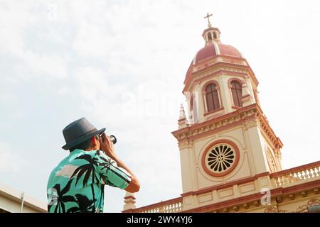 Besucherfoto der Kirche Santa Cruz Cathoric Church, einem bekannten historischen Wahrzeichen des Thon Buri District in Bangkok, Thailand Stockfoto