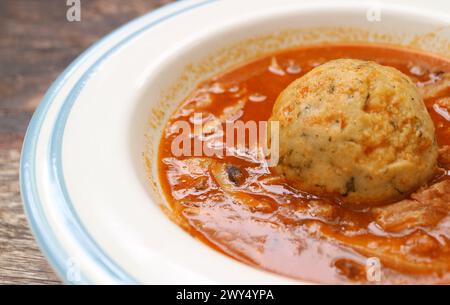 Nahaufnahme des köstlichen ungarischen Gulaschs mit Kartoffelpüree Stockfoto