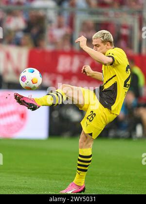 Julian Ryerson, BVB 26 im Spiel FC BAYERN MÜNCHEN - BORUSSIA DORMUND 1-2 am 30. März 2024 in München. Saison 2023/2024, 1.Bundesliga, FCB, München, Spieltag 27, 27.Spieltag © Peter Schatz / Alamy Live News - DFL-VORSCHRIFTEN VERBIETEN DIE VERWENDUNG VON FOTOGRAFIEN als BILDSEQUENZEN und/oder QUASI-VIDEO - Stockfoto