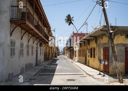 St. Louis, Senegal. 31. März 2024. © Nicolas Remene/Le Pictorium/MAXPPP - Saint-Louis 31/03/2024 Nicolas Remene/Le Pictorium - 31/03/2024 - Senegal/Saint-Louis/Saint-Louis - Rue a Saint-Louis du Senegal, le 31 mars 2024. - Valeurs ACtuelles out, no jdd, jdd out, RUSSIA OUT, NO RUSSIA #norussia/31/03/2024 - Senegal/Saint-Louis/Saint-Louis - Street in Saint-Louis, Senegal, 31. März 2024. Quelle: MAXPPP/Alamy Live News Stockfoto