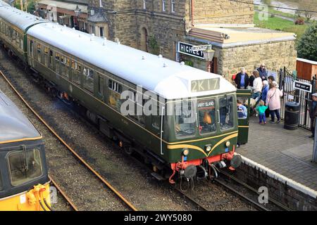 Die Diesellokomotive SVR der Baureihe 108 DMU kommt am Bahnhof Highley an der Severn Valley Eisenbahnstrecke an. Stockfoto