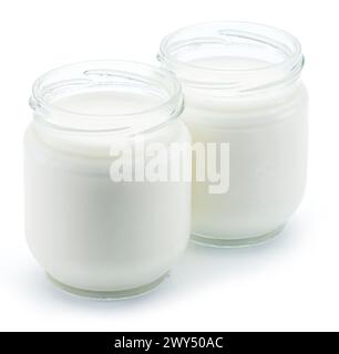 Zwei Gläser selbstgemachter Bio-Joghurt, isoliert auf weißem Hintergrund. Stockfoto