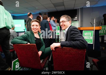 Die beiden Vorsitzenden der Green Party Carla Denyer und Adrian Ramsay beim Start der lokalen Wahlkampagne in Bristol. Bilddatum: Donnerstag, 4. April 2024. Stockfoto