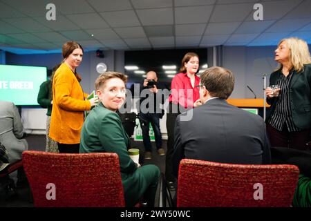 Die beiden Vorsitzenden der Green Party Carla Denyer und Adrian Ramsay beim Start der lokalen Wahlkampagne in Bristol. Bilddatum: Donnerstag, 4. April 2024. Stockfoto