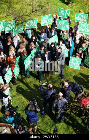 Die beiden Vorsitzenden der Green Party Carla Denyer und Adrian Ramsay beim Start der lokalen Wahlkampagne in Bristol. Bilddatum: Donnerstag, 4. April 2024. Stockfoto