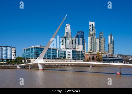 Buenos Aires, Argentinien - die Puente de la Mujer (Frauenbrücke) befindet sich im Hafen von Puerto Madero, einem neuen, schicken Hafenviertel. Die Brücke ist Stockfoto