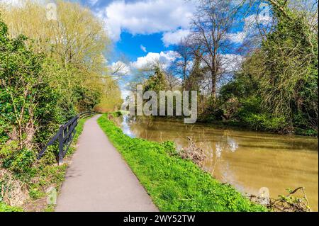 Ein Blick auf den Kanalweg neben dem Grand Union Canal in Aylestone Meadows, Leicester, Großbritannien im Frühling Stockfoto