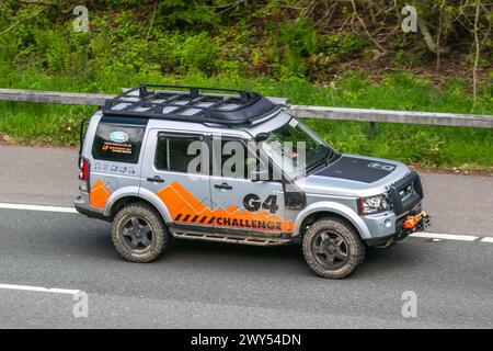 2006 Silber Land Rover Discovery 3 TDV6 S G4 Challenge, mit Dachträger, zusätzlicher Beleuchtung und Seilwinde, Anfahrt auf der Autobahn M6, Großbritannien Stockfoto