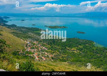 Panorama der Inseln auf dem Skadar-See in Montenegro Stockfoto