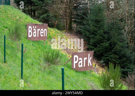 Bärenparkschild in Bad Rippoldsau-Schapbach im Schwarzwald, Deutschland, Grizzly-Rettungsstation zum Schutz der Wildtiere, Tiere vor Gefangenschaft, 30.03.202 Stockfoto