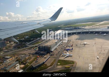 MOSKAU, RUSSLAND - 8. September 2019: Blick auf die Infrastruktur des Flughafens Vnukovo und den Flugplatz mit Flugzeugen aus einem abstartenden Flugzeug Stockfoto