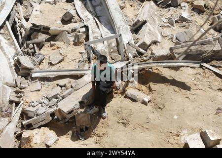 Nach israelischen Luftangriffen am 4. April 2024 in Dair EL-Balah im Gazastreifen untersuchen die Menschen Schäden und bergen Gegenstände aus ihren Häusern. Foto: Omar Ashtawy apaimages Dair EL-Balah Gazastreifen Palästinensische Gebiete 040424 Dair EL-Balah OSH 0021 Copyright: XapaimagesxOmarxAshtawyxapaimagesx Stockfoto