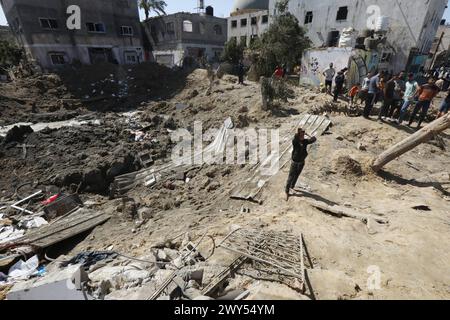 Nach israelischen Luftangriffen am 4. April 2024 in Dair EL-Balah im Gazastreifen untersuchen die Menschen Schäden und bergen Gegenstände aus ihren Häusern. Foto: Omar Ashtawy apaimages Dair EL-Balah Gazastreifen Palästinensische Gebiete 040424 Dair EL-Balah OSH 004 Copyright: XapaimagesxOmarxAshtawyxapaimagesx Stockfoto