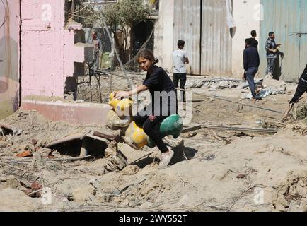 Nach israelischen Luftangriffen am 4. April 2024 in Dair EL-Balah im Gazastreifen untersuchen die Menschen Schäden und bergen Gegenstände aus ihren Häusern. Foto: Omar Ashtawy apaimages Dair EL-Balah Gazastreifen Palästinensische Gebiete 040424 Dair EL-Balah OSH 0038 Copyright: XapaimagesxOmarxAshtawyxapaimagesx Stockfoto