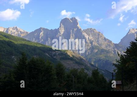 Panoramablick auf raue Berglandschaften von den albanischen Alpen zwischen Theth und Valbona in Albanien Stockfoto