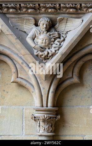 Metz, Kathedrale Saint-Etienne, Marienportal, Portail de la Vierge oder Notre-Dame / Portal der Jungfrau, Engel mit Sonne Stockfoto