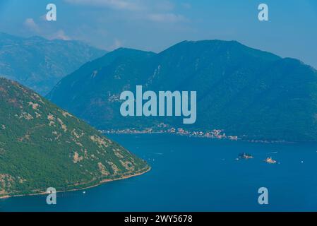 Luftaufnahme der Bucht Boka Kotorska in Richtung Perast in Montenegro Stockfoto