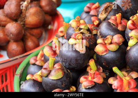 Ein Haufen Mangostan auf dem Markt in Ubud auf Bali Stockfoto