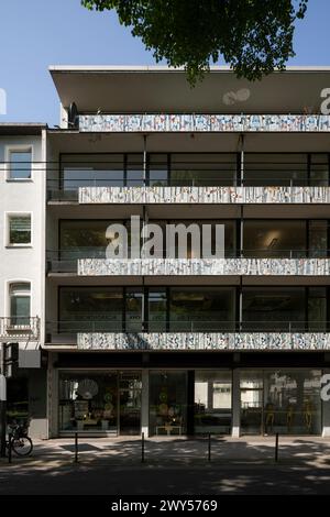 Krefeld, Ostwall 70–75, Geschäftshaus mit Reliefs an den Balkonbrüstungen von Curth Georg Becker. Erbaut 1957 von Karl Nothelfer Stockfoto