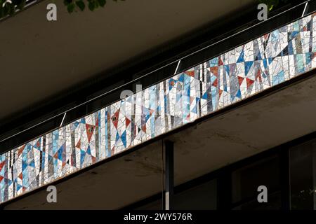 Krefeld, Ostwall 70–75, Geschäftshaus mit Reliefs an den Balkonbrüstungen von Curth Georg Becker. Erbaut 1957 von Karl Nothelfer Stockfoto