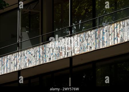 Krefeld, Ostwall 70–75, Geschäftshaus mit Reliefs an den Balkonbrüstungen von Curth Georg Becker. Erbaut 1957 von Karl Nothelfer Stockfoto