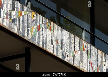 Krefeld, Ostwall 70–75, Geschäftshaus mit Reliefs an den Balkonbrüstungen von Curth Georg Becker. Erbaut 1957 von Karl Nothelfer Stockfoto