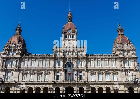 Der Stadtpalast von La Coruña, das Rathaus des stadtrates, modernistisches Gebäude mit kunstvoller Fassade. La Coruña, Galicien, Spanien. Stockfoto