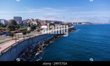 Blick aus der Vogelperspektive auf das Wasser, die Stadt und den Atlantischen Ozean. Sonniger Tag. La Coruña, Galicien, Spanien. Stockfoto